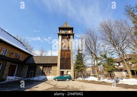 Zakopane, Polen - 10. März 2015: Hier befand sich der Beobachtungsturm der ehemaligen Feuerwehr, der Sitz der Staatlichen Feuerwehr in der Stadt Stockfoto