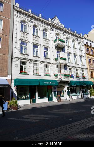 Warschau, Polen - 02. Oktober 2014: Das Haus von Jaroslaw Wojciechowski, das Dekor an der Fassade stammt aus dem Jahr 1906 Stockfoto