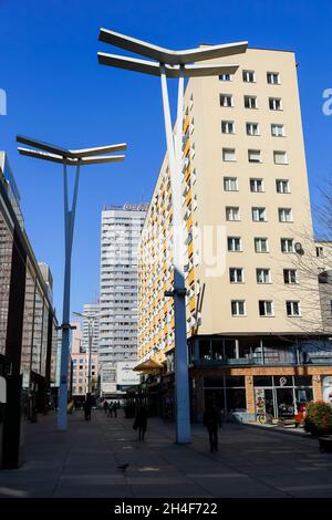 Warschau, Polen - 02. Oktober 2014: Durchgang von Stefan Wiechecki, der Fußgängerzone hinter den Kaufhäusern im Stadtzentrum. Stockfoto