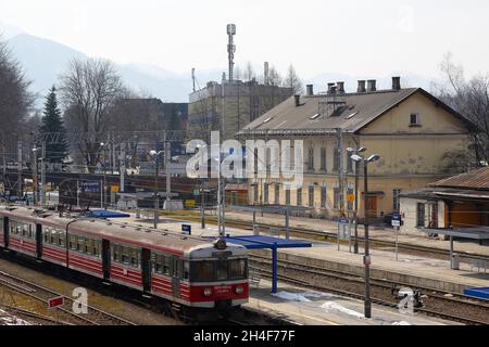 Zakopane, Polen - 23. März 2018: Der Zug hält am Bahnhof und wartet auf seine nächste Reise. Stockfoto
