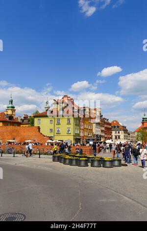 Warschau, Polen - 03. Mai 2015: Die Stadthäuser am Schlossplatz wurden in den Jahren 1818-1821 angelegt und sind heute der Ort, an dem viele Veranstaltungen stattfinden. Stockfoto