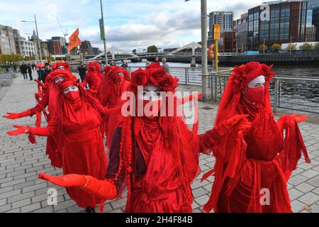 Glasgow, Schottland, Großbritannien, November 02 2021. Extinction Rebellion rot umarmte Demonstranten reisen in einer Prozession durch die Stadt zu den COP 26 Barrikaden, hinter denen sich die Staats- und Regierungschefs der Welt versammeln, um ihre Reaktion auf den Klimawandel zu diskutieren Stockfoto