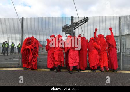 Glasgow, Schottland, Großbritannien, November 02 2021. Extinction Rebellion rot umarmte Demonstranten reisen in einer Prozession durch die Stadt zu den COP 26 Barrikaden, hinter denen sich die Staats- und Regierungschefs der Welt versammeln, um ihre Reaktion auf den Klimawandel zu diskutieren Stockfoto