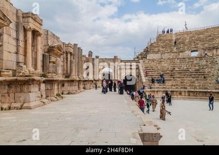 JERASH, JORDANIEN - 1. APRIL 2017: Ruinen des südlichen Theaters in Jerash, Jordanien Stockfoto