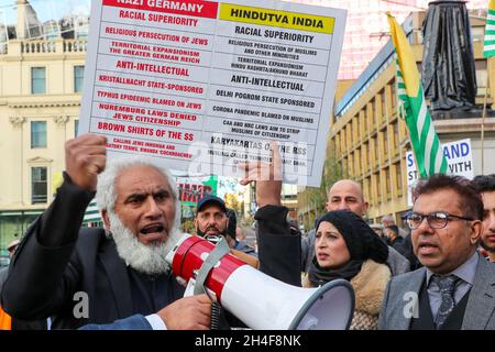 Glasgow, Großbritannien. 2. November 2021. Auf dem George Square, Glasgow, fand eine friedliche Demonstration von TEHREEK-E-KASHMIR (einer britischen Druckgruppe) statt, in der die politischen Führer der COP26 aufgerufen wurden, die 39 verabschiedete UN-Resolution 1948 durchzusetzen, die den Staaten JAMU und KASCHMIR Unabhängigkeit und Selbstbestimmungsrecht verleiht, staaten an der Grenze zwischen Indien und Pakistan. Die Demonstration brachte Menschen aus verschiedenen Hintergründen zusammen, um zu fordern, was sie behaupten, die "brutale Unterdrückung" des kaschmirischen Volkes durch die indischen Streitkräfte in den letzten 2 Jahren und 3 Monaten.Quelle: Findlay / Alamy Live News Stockfoto