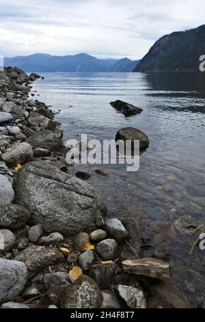 Die felsige Küste des Pend Oreille Lake im Farragut State Park im Norden von Idaho. Stockfoto