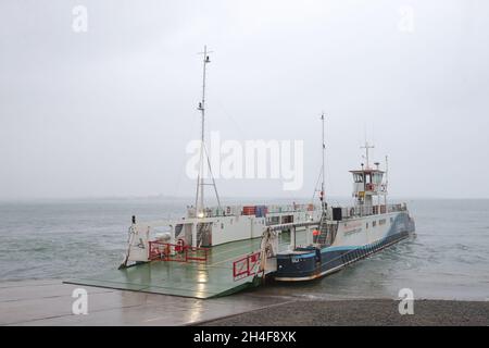 Überquerung der irischen Grenze von Greencastle in Nordirland nach Greenore in der Republik Irland mit der Autofähre an der Ostküste der Insel. Stockfoto