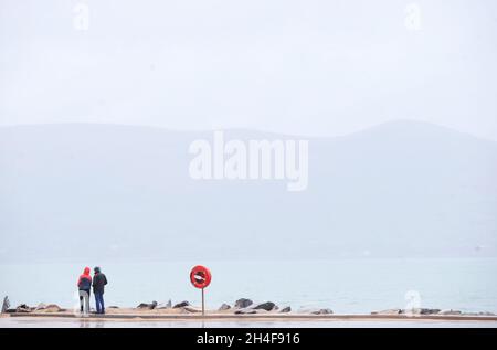 Überquerung der irischen Grenze von Greencastle in Nordirland nach Greenore in der Republik Irland mit der Autofähre an der Ostküste der Insel. Stockfoto