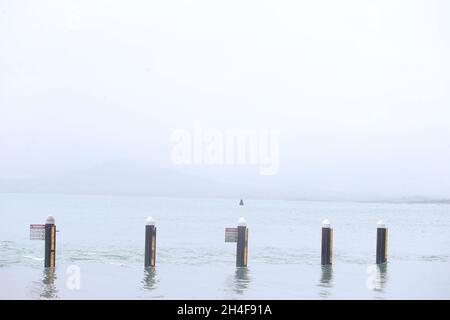 Überquerung der irischen Grenze von Greencastle in Nordirland nach Greenore in der Republik Irland mit der Autofähre an der Ostküste der Insel. Stockfoto