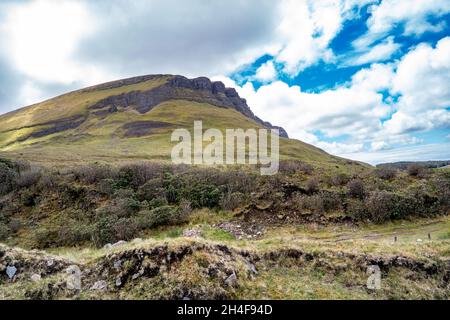 Torfschnitt zwischen Benbulbin und Benwiskin in der Grafschaft Sligo - Donegal. Stockfoto