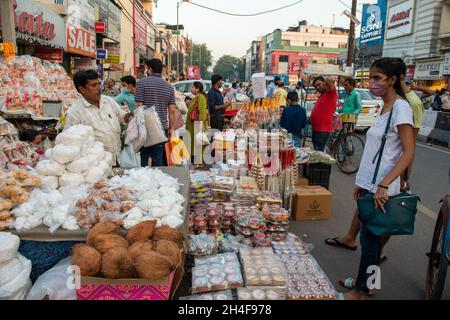 New Delhi, India-Oct 31 2021: vender verkauft Götter, die für das traditionelle hinduistische diwali-Festival angeboten werden, Menschen, die vor dem Diwali-Festival einkaufen. Fast alle Stockfoto