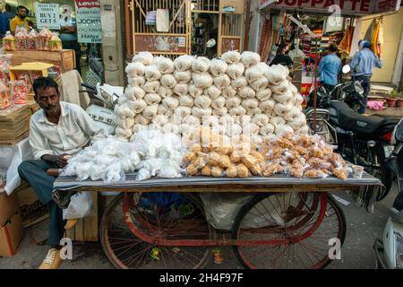 Neu Delhi, Indien-Okt 31 2021: vender verkauft Götter, die vor dem Diwali Festival für das traditionelle hinduistische diwali-Festival angeboten werden. Stockfoto