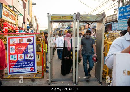 Neu Delhi, Indien-Okt 31 2021: Privates Sicherheitspersonal überprüft mit Metalldetektor am Eingang des Lajpat nagar-Marktes. Vor dem hindu-Festfest Stockfoto