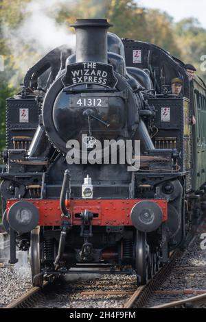 Der Wizard Express, ein Dampfzug der 1952-LMS-Klasse 2 mit Ankunft in Medstead und vier Bahnhöfen der Watercress Line Mid-Hants Railway, Großbritannien Stockfoto