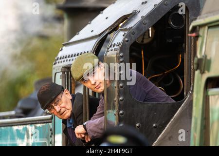 Die Fahrer des Dampfzugs fahren auf der Watercress Line Mid-Hants Railway, Alresford, Großbritannien Stockfoto