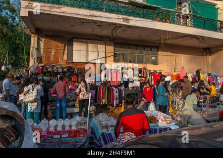 Neu Delhi, Indien-Okt 31 2021: Menschen kaufen Kleidung von Straßenverkäufern auf dem Lajpat Nagar Market ein, Menschen kaufen vor dem Diwali Festival ein. Stockfoto