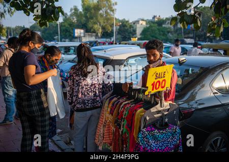 Neu Delhi, Indien-Okt 31 2021: Menschen kaufen Kleidung von Straßenverkäufern auf dem Lajpat Nagar Market ein, Menschen kaufen vor dem Diwali Festival ein. Stockfoto