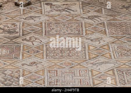 JERASH, JORDANIEN - 1. APRIL 2017: Mosaiken in der Kirche der Heiligen Cosmas und Damianus Ruinen in der antiken Stadt Jerash, Jordanien Stockfoto