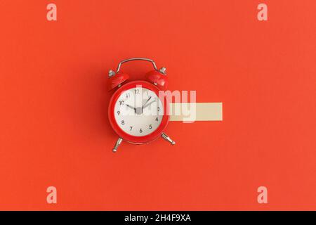 Roter Wecker auf rotem Hintergrund Stockfoto