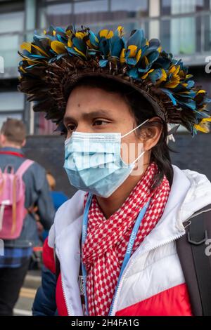 Glasgow, Schottland, Großbritannien. 2. November 2021: Ein Delegierter mit Kopfschmuck vor dem Scottish Event Campus (SEC) am dritten Tag der UN-Klimakonferenz COP26. Kredit: Skully/Alamy Live Nachrichten Stockfoto