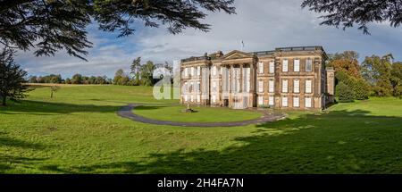 Panoramablick auf Calke Abbey Herrenhaus in der Nähe von Tichnall, Derbyshire, Großbritannien am 31. Oktober 2021 Stockfoto