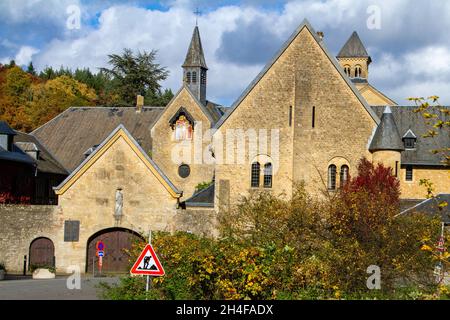 Orval, Belgien, 1. November 2021, Notre-Dame d'Orval Abbey ist ein Zisterzienserkloster. Gegründet von Benediktinern, ging es 11 auf den Orden von Citeaux über Stockfoto