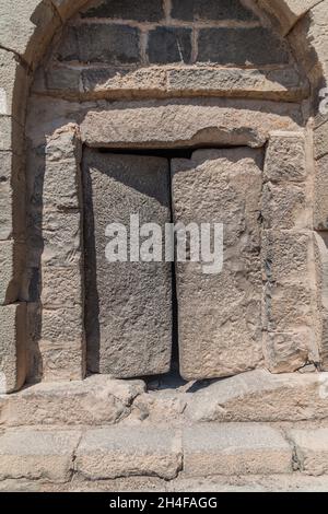 Steintür von Qasr al-Azraq Blaue Festung , Festung in der Wüste des östlichen Jordans gelegen. Stockfoto