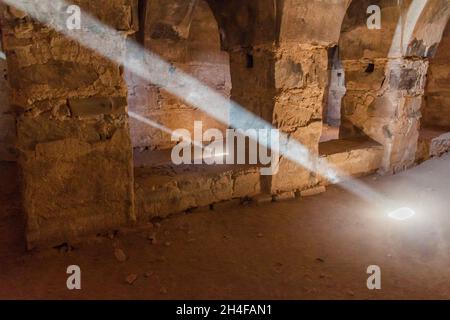 Lichtstrahlen in einem Raum in Qasr Kharana manchmal Harrana, al-Kharanah, Kharaneh oder Hraneh , Wüstenburg im östlichen Jordanien Stockfoto