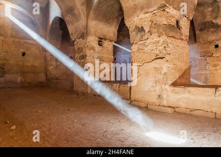 Lichtstrahlen in einem Raum in Qasr Kharana manchmal Harrana, al-Kharanah, Kharaneh oder Hraneh , Wüstenburg im östlichen Jordanien Stockfoto