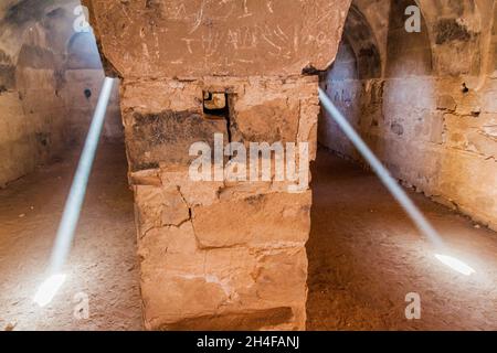 QASR KHARANA, JORDANIEN - 3. APRIL 2017: Lichtstrahlen in einem Raum in Qasr Kharana manchmal Harrana, al-Kharanah, Kharaneh oder Hraneh , Wüstenburg im Osten Stockfoto