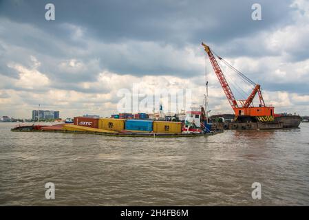 Samut Prakarn, Thailand. November 2021. Eine Rettung des angefallenen Frachtschiffes "O.P.K 3", das in der Mitte des Chao Phraya-Flusses nach dem Zusammenstoß des Frachtschiffes "NP Pathum Thani" zu sehen war.zwei Frachtschiffe mit vollen Containern kollidierten mitten im Fluss vor der Provinzhalle von Samut Prakan. Eines der Frachtschiffe namens „O.P.K 3“ wurde nach dem Zusammenstößen gekentert, aber es wurden keine Besatzungsmitglieder verletzt. Kredit: SOPA Images Limited/Alamy Live Nachrichten Stockfoto