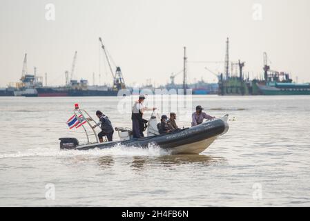 Samut Prakarn, Thailand. November 2021. Hafenmitarbeiter, die während einer Rettung des angefallenen Frachtschiffes "O.P.K 3" auf dem Boot gesehen wurden, nachdem es vom Frachtschiff "NP Pathum Thani" getroffen wurde.zwei Frachtschiffe mit vollen Containern kollidierten mitten im Fluss vor der Provinzhalle Samut Prakan. Eines der Frachtschiffe namens „O.P.K 3“ wurde nach dem Zusammenstößen gekentert, aber es wurden keine Besatzungsmitglieder verletzt. Kredit: SOPA Images Limited/Alamy Live Nachrichten Stockfoto