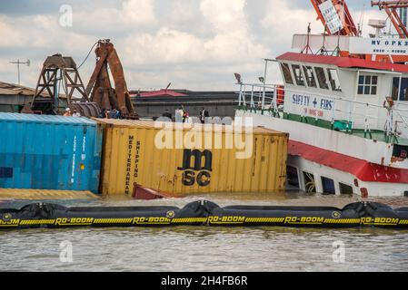 Samut Prakarn, Thailand. November 2021. Das von der Schiffspastoral getroffene Schiff "O.P.K 3", das auf der Küste des Flusses Chao Phraya in der Provinz Samut Prakan aufgrundiert wurde, wurde von dem Frachtschiff "NP Pathum Thani" getroffen.zwei Frachtschiffe mit vollen Containern kollidierten mitten im Fluss vor der Provinz Samut Prakan Halle. Eines der Frachtschiffe namens „O.P.K 3“ wurde nach dem Zusammenstößen gekentert, aber es wurden keine Besatzungsmitglieder verletzt. Kredit: SOPA Images Limited/Alamy Live Nachrichten Stockfoto