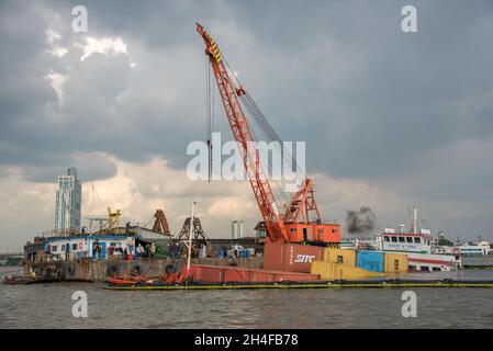 Samut Prakarn, Thailand. November 2021. Eine Rettung des angefallenen Frachtschiffes "O.P.K 3", das in der Mitte des Chao Phraya-Flusses nach dem Zusammenstoß des Frachtschiffes "NP Pathum Thani" zu sehen war.zwei Frachtschiffe mit vollen Containern kollidierten mitten im Fluss vor der Provinzhalle von Samut Prakan. Eines der Frachtschiffe namens „O.P.K 3“ wurde nach dem Zusammenstößen gekentert, aber es wurden keine Besatzungsmitglieder verletzt. Kredit: SOPA Images Limited/Alamy Live Nachrichten Stockfoto