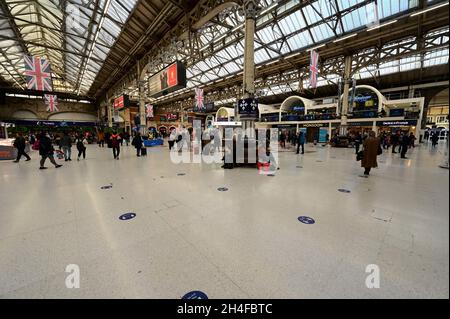 Passagiere im Londoner Bahnhof Victoria. Stockfoto