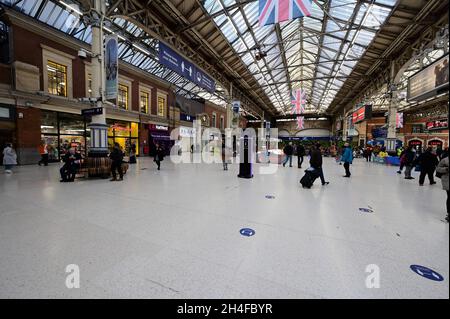Passagiere im Londoner Bahnhof Victoria. Stockfoto