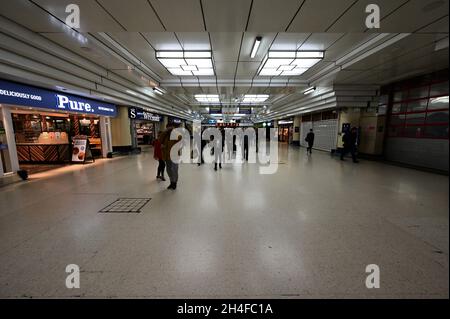 Passagiere im Londoner Bahnhof Victoria. Stockfoto