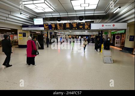 Passagiere im Londoner Bahnhof Victoria. Stockfoto