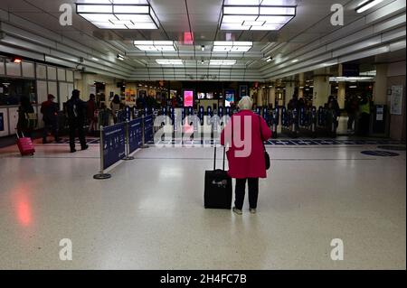Passagiere im Londoner Bahnhof Victoria. Stockfoto