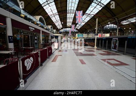 Passagiere im Londoner Bahnhof Victoria. Stockfoto