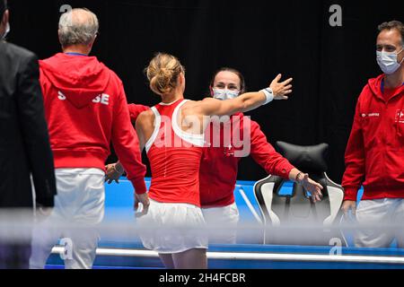 Prag, Tschechische Republik. November 2021. Viktorija Golubic aus der Schweiz, links, und ehemalige Tennisspielerin Martina Hingis nach dem Gruppe-D-Spiel des Frauen-Tennisspokals Billie Jean King Cup (ehemaliger Fed Cup) gegen Andrea Petkovic aus Deutschland in Prag, Tschechische Republik, 2. November 2021. Quelle: Michal Kamaryt/CTK Photo/Alamy Live News Stockfoto