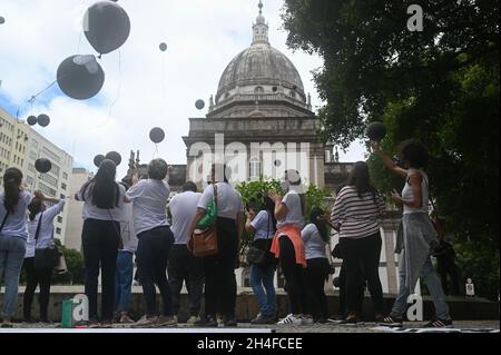 Rio De Janeiro, Brasilien. November 2021. Verwandte von Todesopfern aus Corona besuchen einen Tag der Toten-Gedenkgottesdienst. Mehr als 600,000 Menschen sind im südamerikanischen Land an Covid-19 gestorben. Kredit: Andre Borges/dpa/Alamy Live Nachrichten Stockfoto