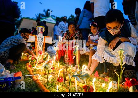 Dhaka, Bangladesch. November 2021. Christliche Gläubige respektieren und halten Kerzen am Grab der Familienmitglieder, um den All Souls Day auf dem Friedhof der heiligen Rosenkranzkirche in Tejgaon in Dhaka zu feiern.der All Souls' Day, auch bekannt als Gedenken an alle verstorbenen Heiligen, ist ein Tag des Gebets und der Erinnerung für die Gläubigen Verstorbenen, Die von Katholiken und anderen christlichen Konfessionen jährlich am 2. November beobachtet wird. Kredit: SOPA Images Limited/Alamy Live Nachrichten Stockfoto