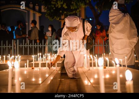 Dhaka, Bangladesch. November 2021. Am Grab eines Familienmitglieds feiern katholische Nonnen den „All Souls Day“ auf dem Friedhof der heiligen Rosenkranzkirche in Tejgaon in Dhaka.der „All Souls' Day“, auch bekannt als „Gedenken an alle verstorbenen Heiligen“, ist ein Tag des Gebets und der Erinnerung an die Gläubigen Verstorbenen, Die von Katholiken und anderen christlichen Konfessionen jährlich am 2. November beobachtet wird. Kredit: SOPA Images Limited/Alamy Live Nachrichten Stockfoto