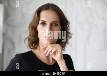 Ernsthafte und konzentrierte Person Stockfoto