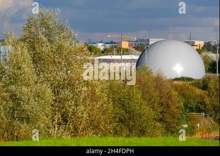 Slough, berkshire, Großbritannien. November 2021. Slough Kläranlagen am Ufer des Jubilee River. Die Kläranlagen sollen modernisiert werden. Einer der Gründe ist die Erhöhung der Kapazität der Kläranlagen. Unter Dorney Common und dem Jubilee River soll eine neue Fallleitung errichtet werden, was bedeutet, dass das Wasser der Themse in der Lage sein wird, „behandeltes“ Abwasser- und Sturmwasser direkt in die Themse zu leiten. Bodenuntersuchungen haben bereits begonnen. Das Wasser der Themse wurde Anfang dieses Jahres mit einer Geldstrafe von 2,3 Mio. £belegt, weil es 2016 in Henley Abwasser in die Themse abgeführt und 1,200 Fische getötet hatte. Kredit: Maureen Mc Stockfoto