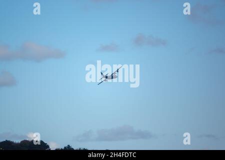 Die britische RAF Lockheed Martin C-130J Hercules-Maschine auf einem Fallschirm für militärische Übungsfracht über dem militärischen Trainingsgebiet der Salisbury Plain, Großbritannien Stockfoto