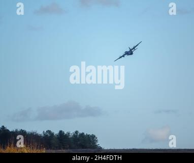 Lockheed Martin C-130J Super Hercules UK Luftbetankungsflugzeug der Royal Air Force, das in klarem, tiefblauen Himmel über dem Himmel fliegt, Wiltshire UK Stockfoto