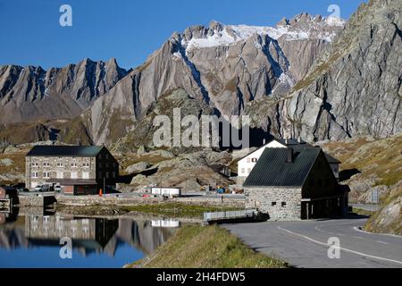 Großer St. Bernard Pass in der Schweiz mit Blick auf Italien mit dem Grand Golliat und dem Fourchon Gebirge im Hintergrund Stockfoto