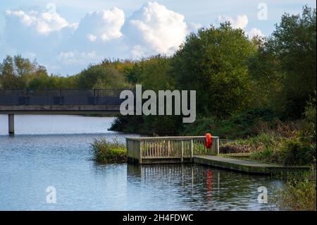 Slough, berkshire, Großbritannien. November 2021. Slough Kläranlagen am Ufer des Jubilee River. Die Kläranlagen sollen modernisiert werden. Einer der Gründe ist die Erhöhung der Kapazität der Kläranlagen. Unter Dorney Common und dem Jubilee River soll eine neue Fallleitung errichtet werden, was bedeutet, dass das Wasser der Themse in der Lage sein wird, „behandeltes“ Abwasser- und Sturmwasser direkt in die Themse zu leiten. Bodenuntersuchungen haben bereits begonnen. Das Wasser der Themse wurde Anfang dieses Jahres mit einer Geldstrafe von 2,3 Mio. £belegt, weil es 2016 in Henley Abwasser in die Themse abgeführt und 1,200 Fische getötet hatte. Kredit: Maureen Mc Stockfoto